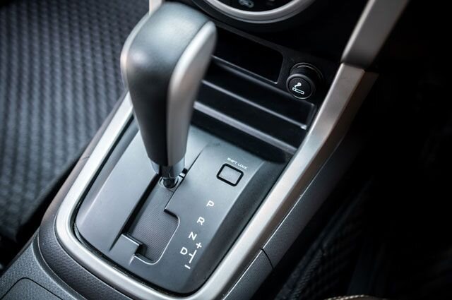    Почему нельзя ставить машину на «паркинг» без ручника?