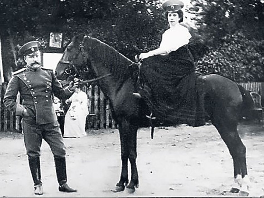 Штаб-ротмистр Поспелов и его жена Софья Григорьевна 