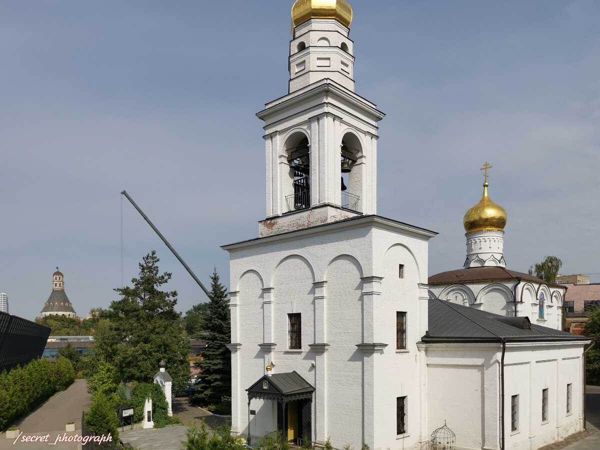 Храм Рождества Богородицы и башня «Дуло» Симонова монастыря, виднеющаяся слева