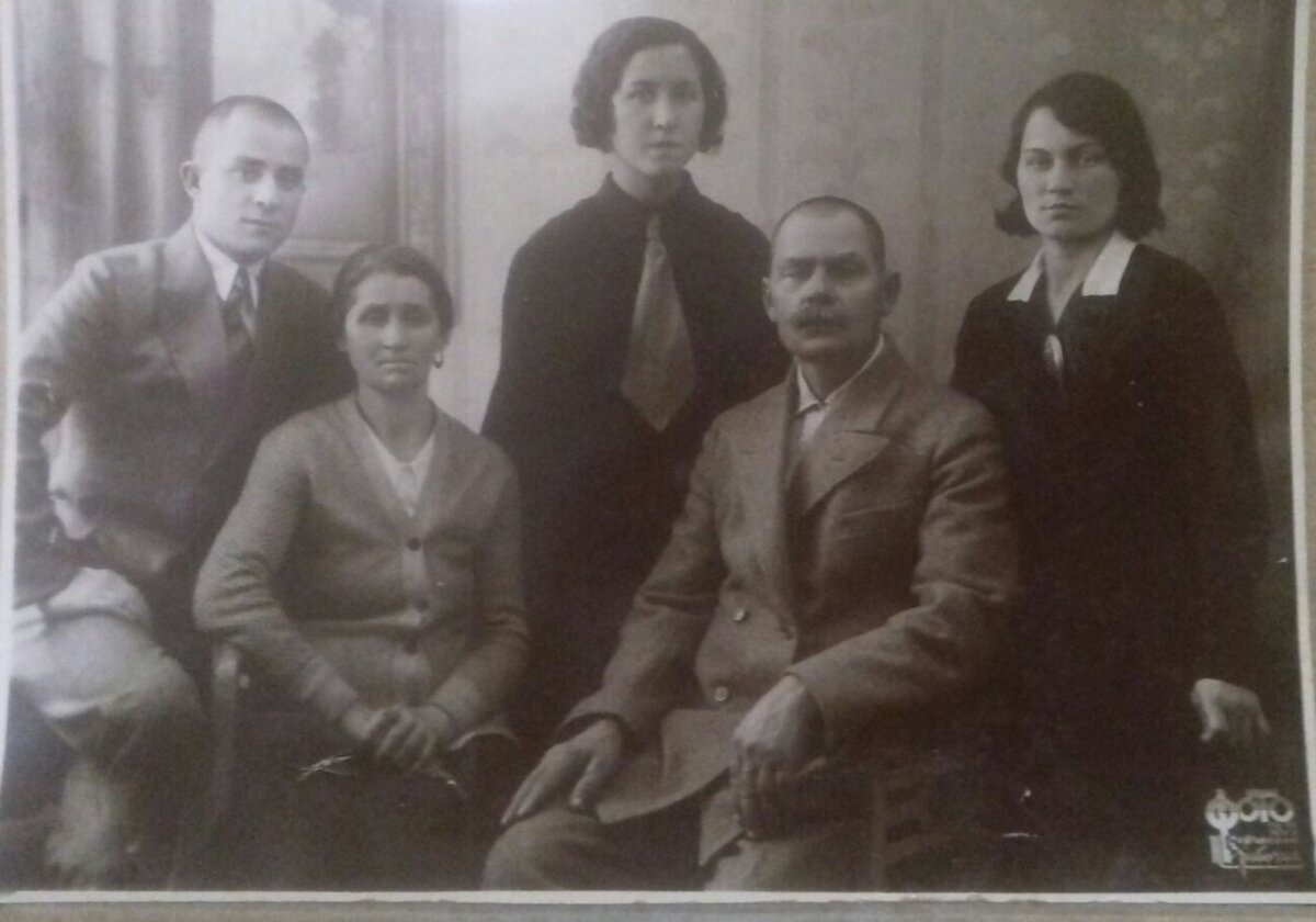 Это фото семьи примерно 1934 года - сидят мама и папа моей бабушка, вверху ее брат Ваня, сестра Варя и сама бабушка Дуся.