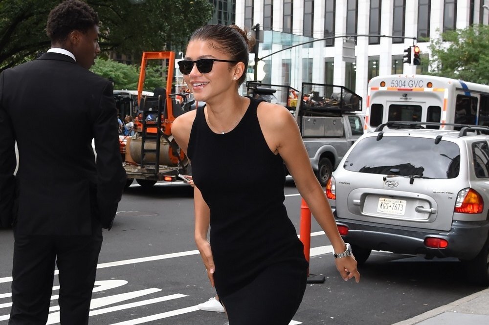     С чем носить черное платье осенью-2022 — стильный вариант нашла Зендея