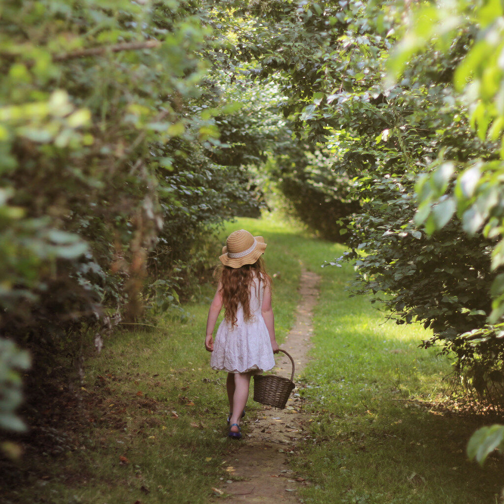 Девочка в лесу