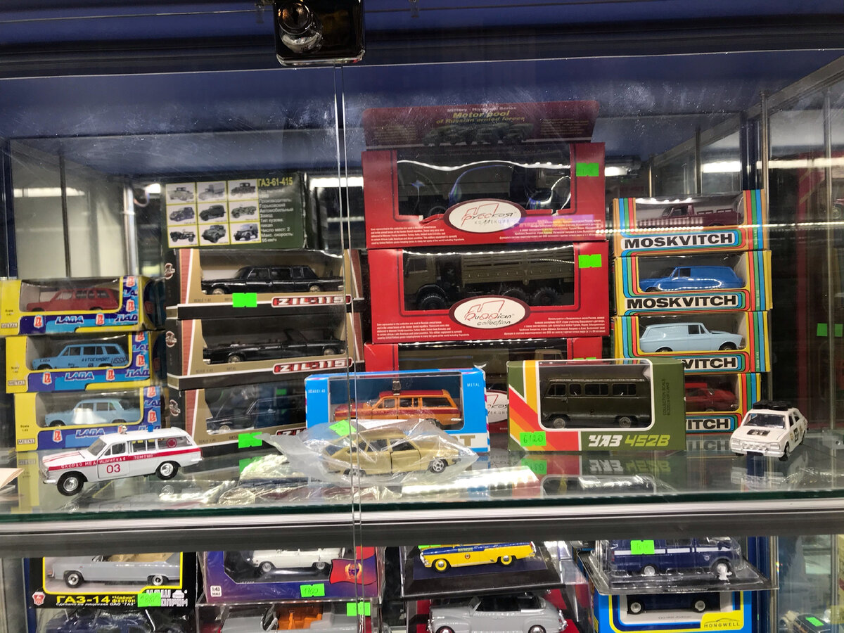 Да, выбор скромненький, но ведь всё в более чем приличном состоянии. Понимаю, ценники там видны плохо, поэтому позволю себе описать этот момент ниже. 