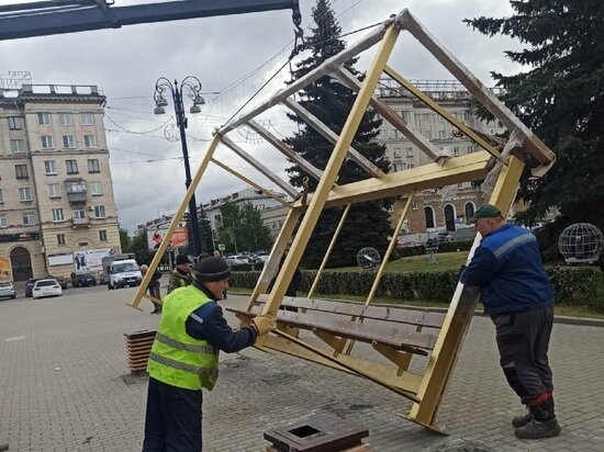     В Нижнем Тагиле устанавливают первую из трех остановок, собранных в ИК-12. Фото: пресс-служба ГУФСИН России по Свердловской области.