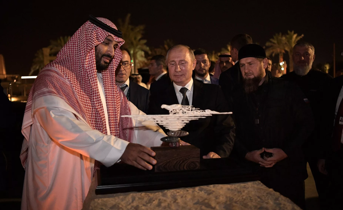 Уже после всех событий в Кремле сообщили о телефонном разговоре Путина и принца Сальмана. Дежурные фразы. Это фото демонстрирует не только хорошие отношения президента РФ. Но то, о чём я говорил вчера, комментируя высказывания Рамзана Ахматыча. Уж кто-кто, а он в этих делах руку держит на пульсе и осведомлён больше, чем большинство!