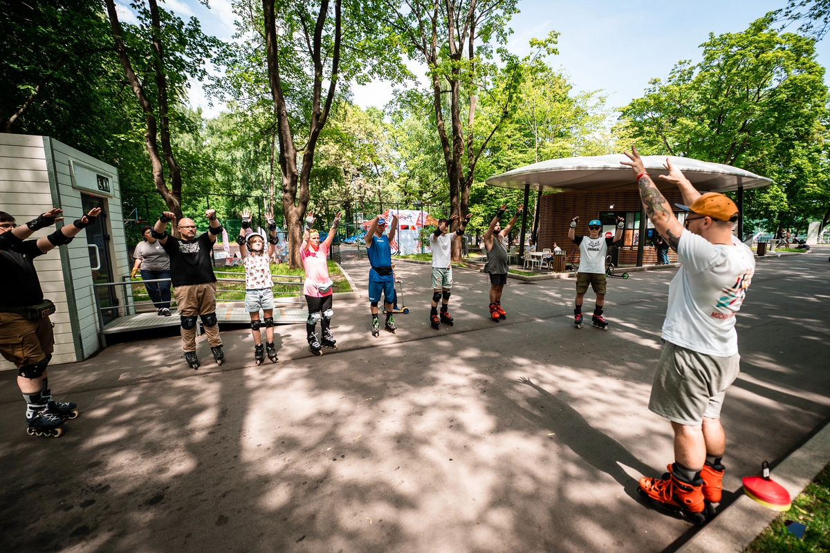 Смотрим вперёд и поднимаем руки, как только руки пропали из виду — точка дальше которой руки поднимать не стоит