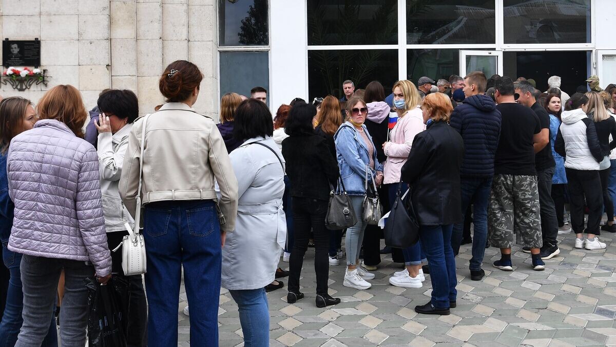    Люди стоят в очереди у избирательного участка в Мелитополе для участия в референдуме о присоединении Запорожской области к России© РИА Новости