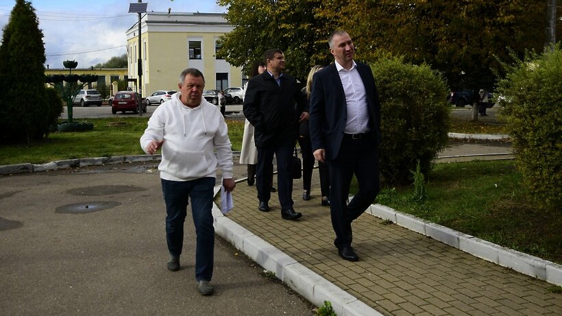    Глава Наро‑Фоминского городского округа Роман Шамнэ на встрече с представителями территориального управления села Атепцево © Пресс-служба администрации Наро-Фоминского городского округа