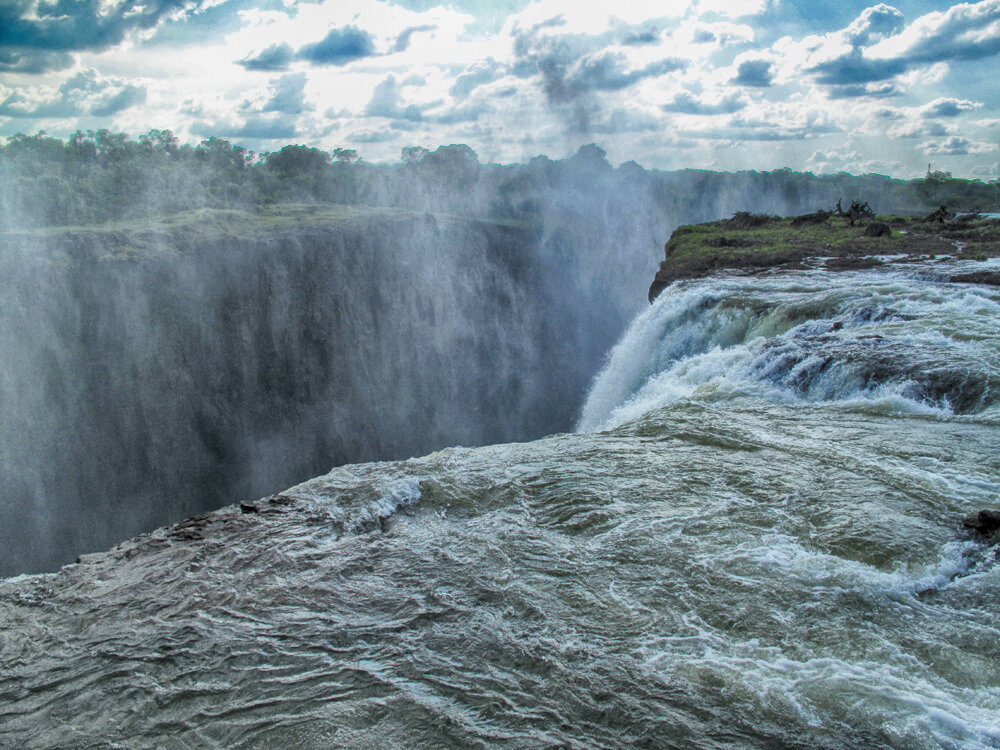 Водопад летящая вода. Бассейн дьявола Замбия.