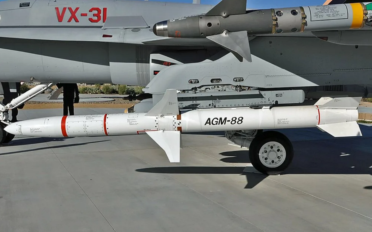 Ракета AGM-88 HARM, нежданная и незваная гостья в наших краях. Запуск для операторов совмещен со смертельным риском. Но всё же они пытаются. Фото