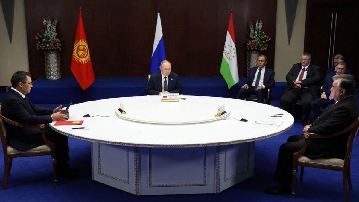    Владимир Путин, Садыр Жапаров и Эмомали Рахмон:Vyacheslav Prokofyev / Sputnik / AFP / Getty Images