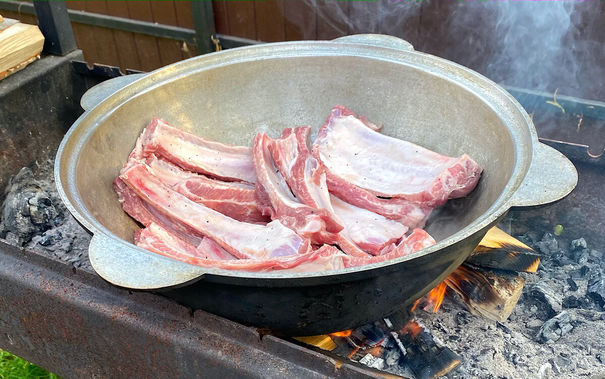 Суп со свиными ребрышками в казане на мангале: еда приготовленная на костре  имеет свой, неповторимый вкус | Домохозяйка со стажем Галина | Дзен