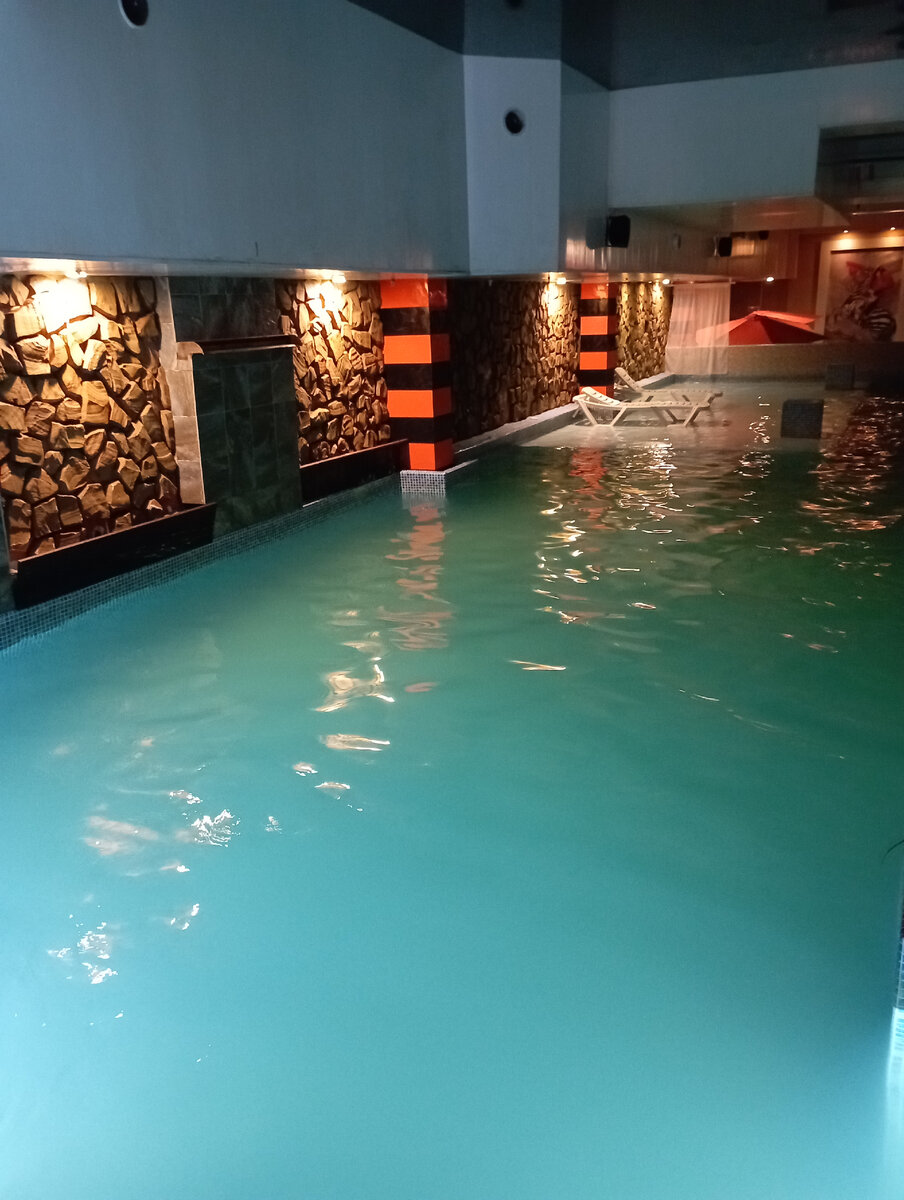 Бассейн в фитнес клубе "Зебра". Зона проведения занятий по аквааэробики. Когда занятий нет, здесь собирается женский клуб))) правее дорожки для плавания. Фото моё.