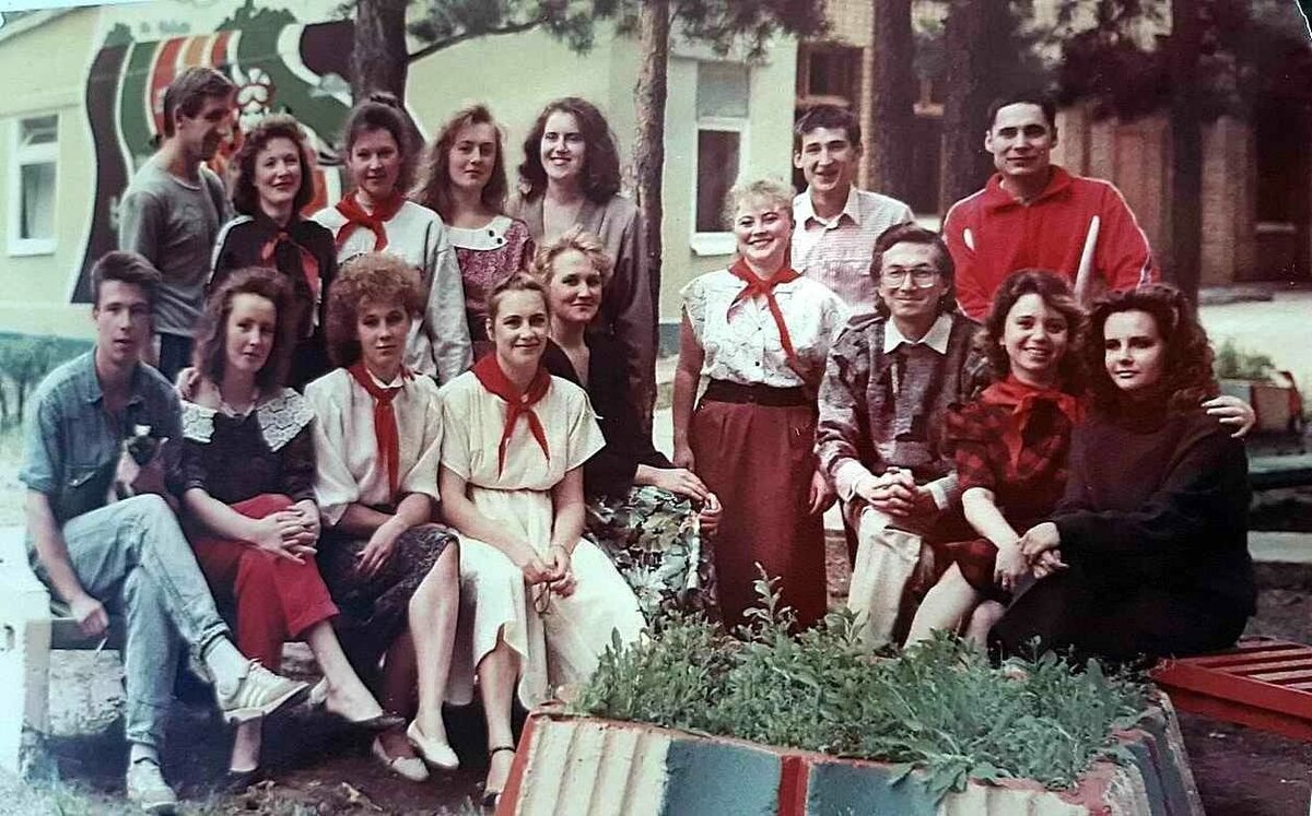Вожатые п/л "Золотая горка", Набережные Челны, 1990 г., Я в светлом платье.