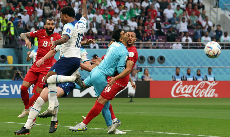    Вратарь Ирана не видел своего партнера по команде. Фото: REUTERS