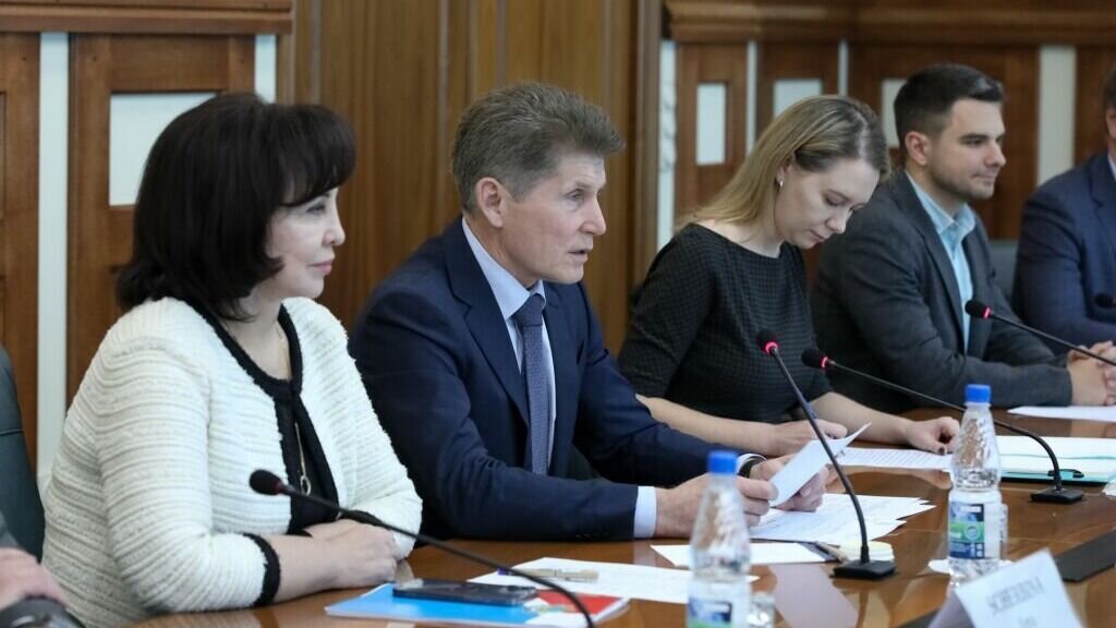     Губернатор Приморского края Олег Кожемяко встретился с новым генеральным консулом Республики Корея и обсудил транспортное сообщение между странами. Теперь паромы из Владивостока до Юга будут ходить два раза в неделю.