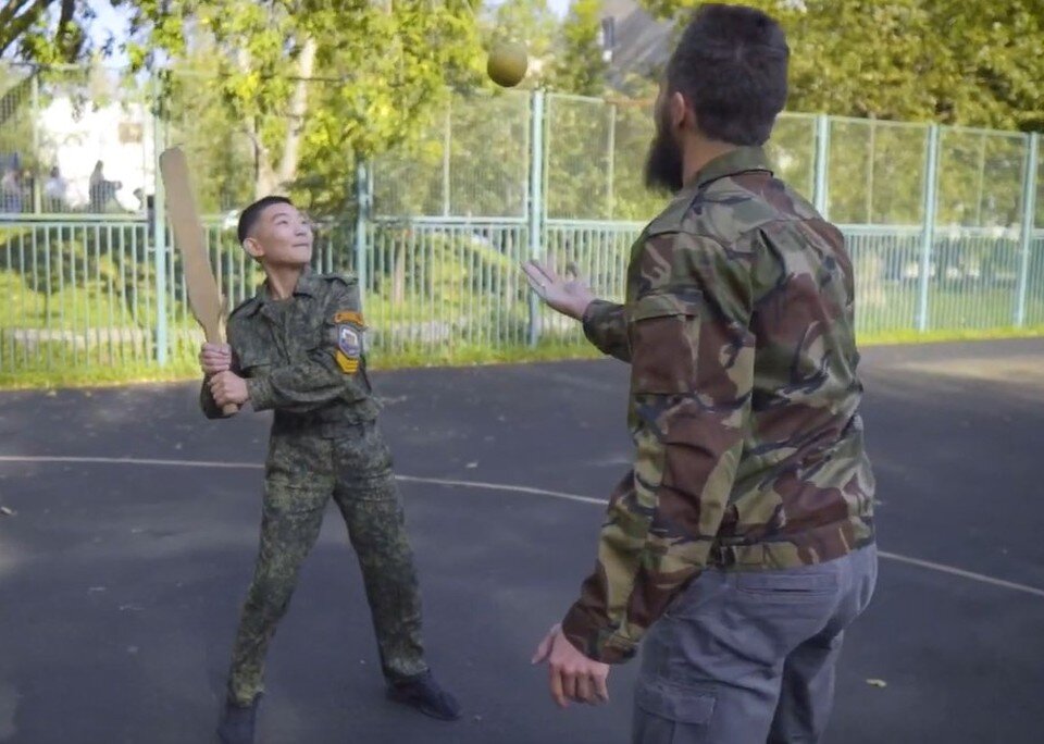     В лапту можно играть и в поле и в зале зимой. Фото: vk.com/moslapta @ Youtube