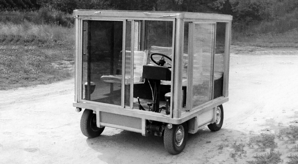 Концепт Ханя выпускался лишь год, с 1967-го по 1968-й, но успел наделать вокруг себя много шума. В первую очередь, люди хотели знать, чего именно хотел добиться дизайнер: создать остроумный аппарат для путешествий по городу, либо автономный жилой модуль, который мог бы еще и передвигаться самостоятельно. В ответ инженер невозмутимо взирал на всех сквозь панорамные стекла своего самоходного куба. Какие мысли блуждали в голове у Квазара, оставалось только догадываться.