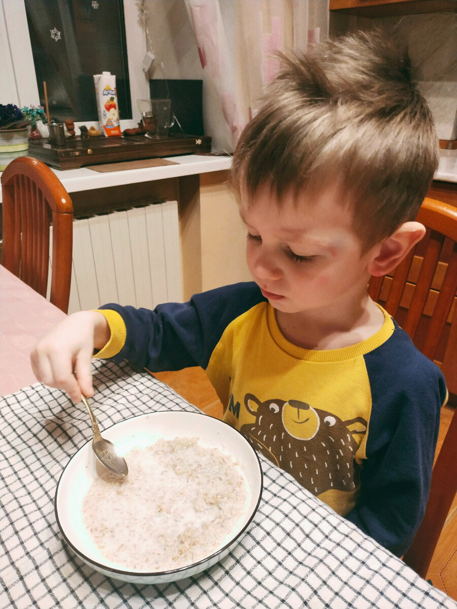 Лицо послепраздничного понедельника. Лицо спит над кашей, слегка побито и без конца ноет