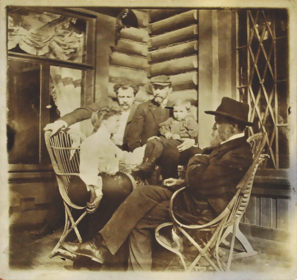 П. П. Чистяков с семьей около дома 
Конец 1890-х – начало 1900-х
Фотография
НИМ РАХ