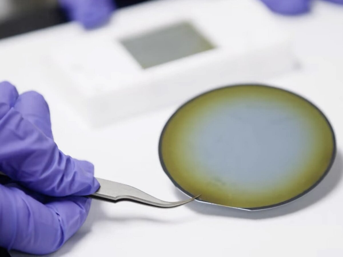    202 / 5 000 Результаты перевода Перевод Фотокатализатор, изготовленный из наноструктур нитрида индия-галлия, выращенных на поверхности кремния, обладает свойствами самовосстановления и может выдерживать воздействие концентрированного солнечного света, эквивалентного 160 солнечным лучамUniversity of Michigan