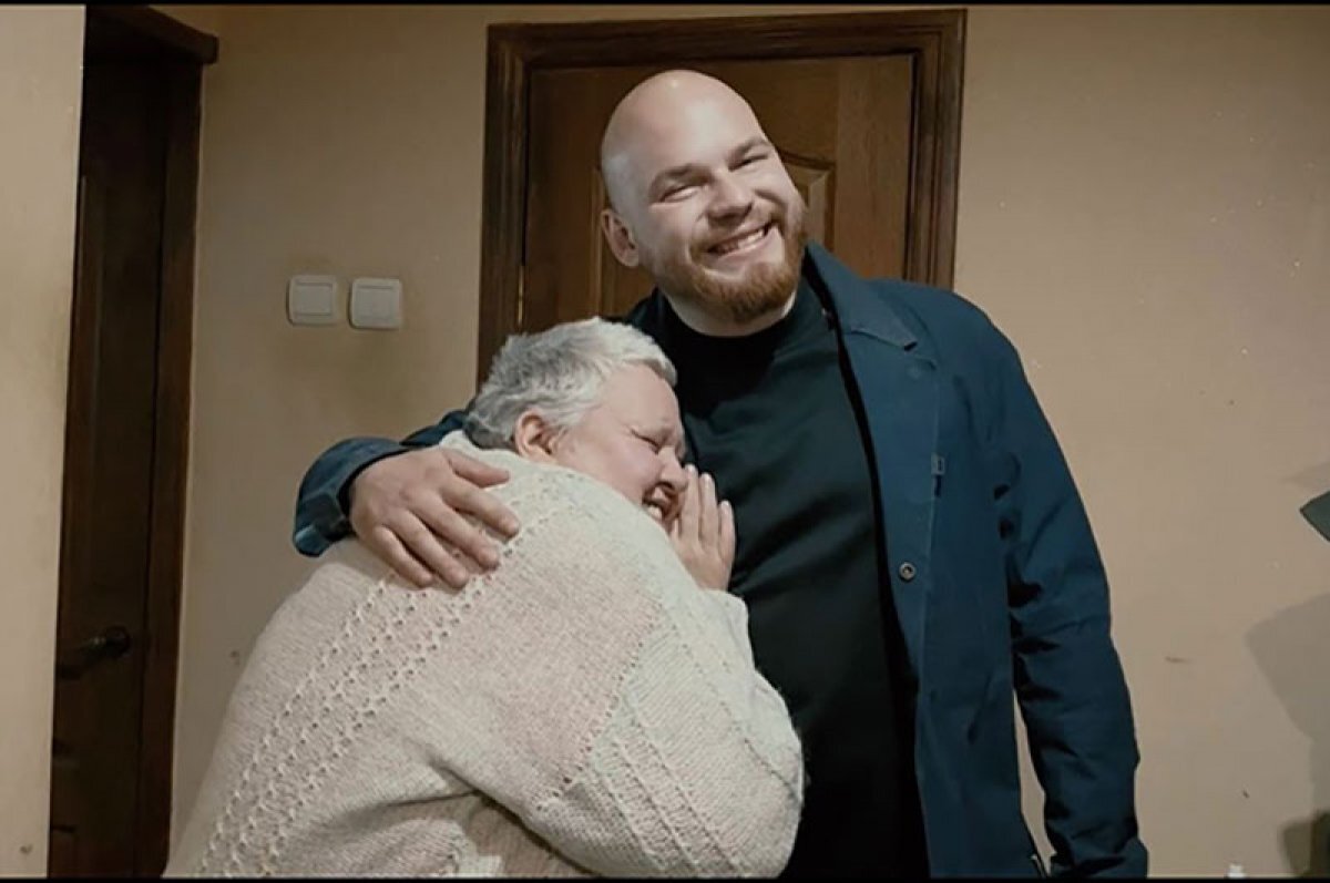    Жительница Мариуполя Лариса и волонтер-медик Артур.