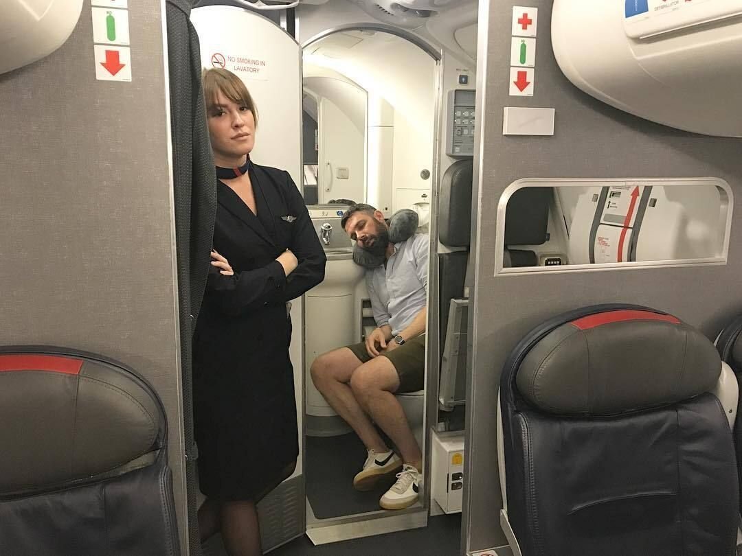 "А у тебя было в самолёте?" - и она потянула его в туалет мимо спящих пассажиров
