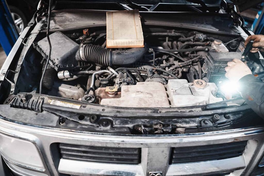 Помпа находится по бачками антифриза и омывающей жидкости