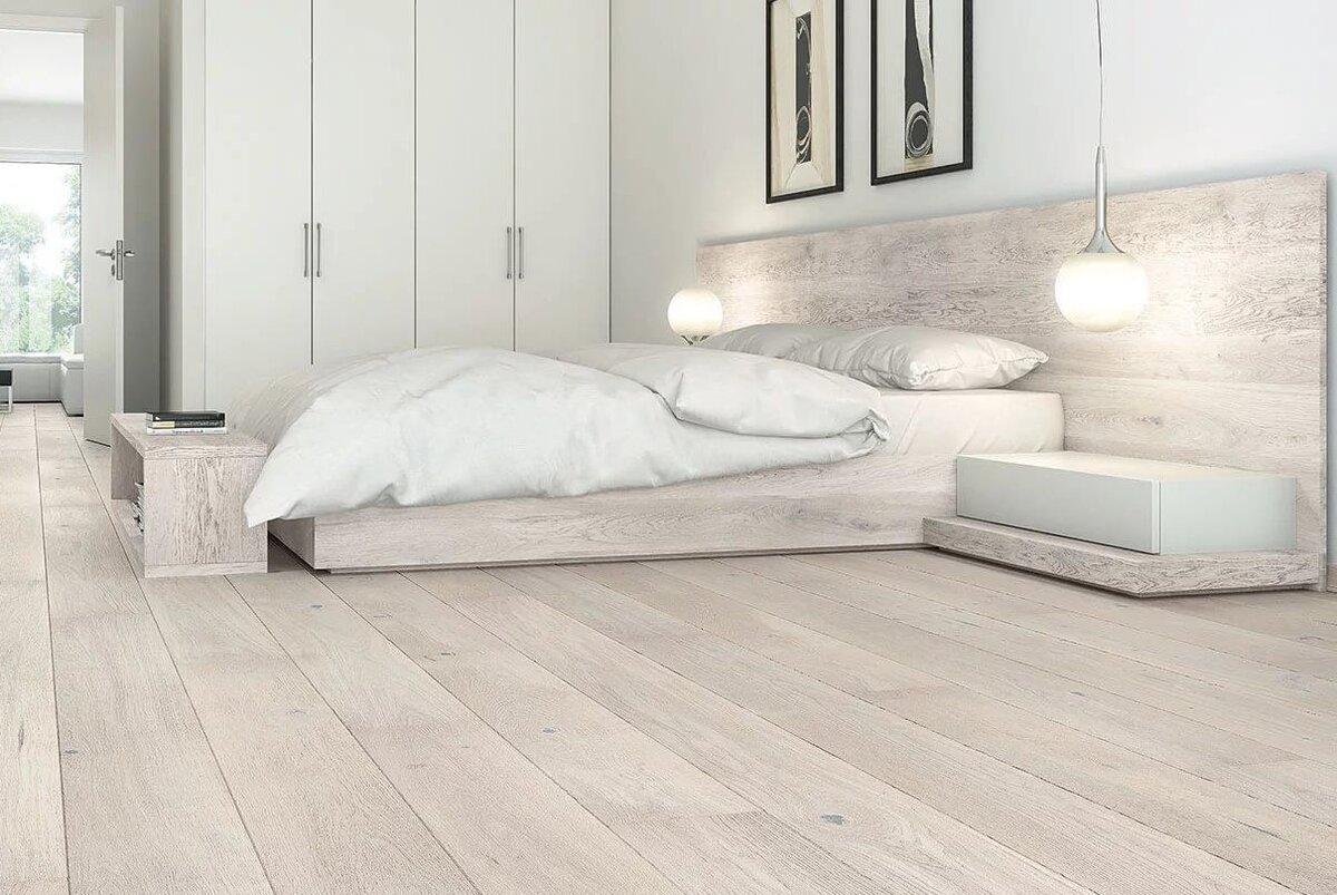 Светлый ламинат в спальне