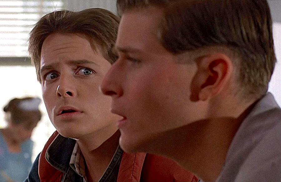 Сначала в 1955 году Марти встречает отца. ("Назад в будущее", Universal Pictures)