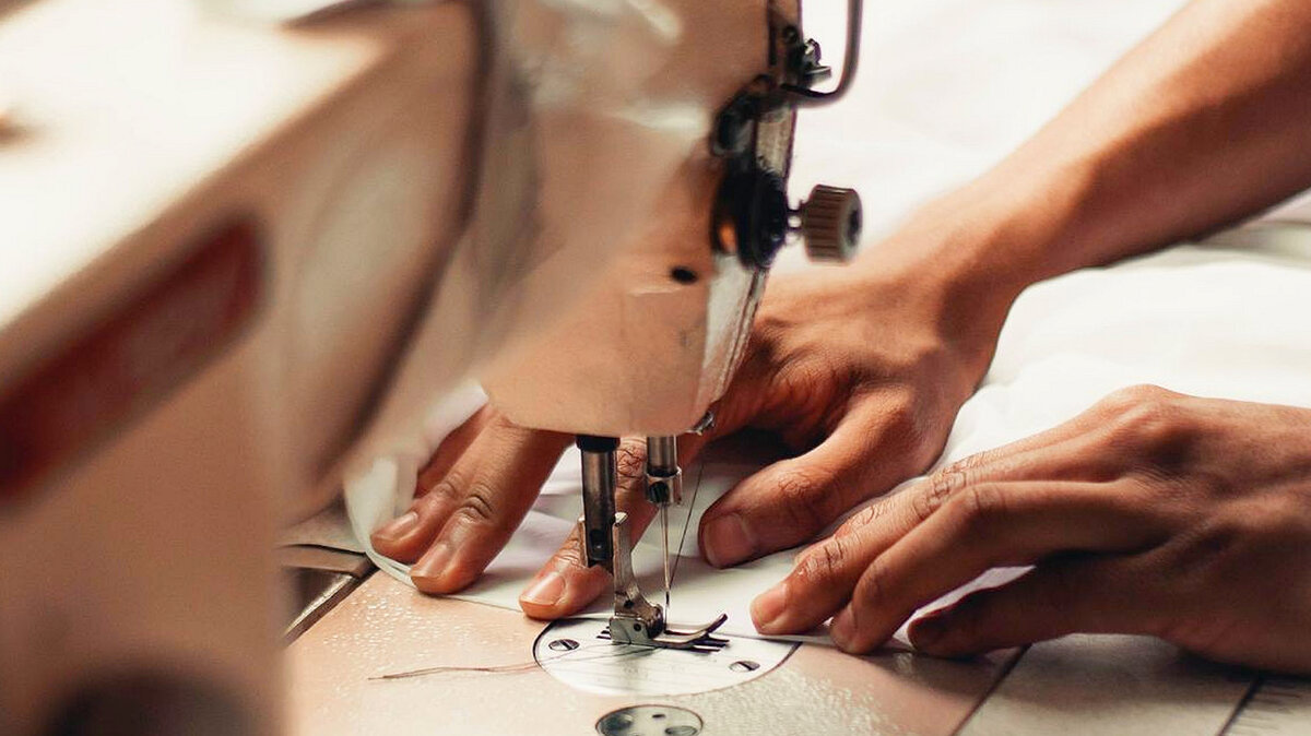 У швей которые работают за швейной машинкой очень часто бывают артрозы кистей, люди которые печатают на клавиатуре иногда могут получать артроз кистей и люди которые работают мышкой тоже могут испытывать болевые ощущения в правой кисти. 