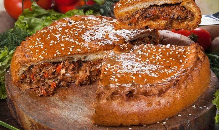 Пирог с мясом и картошкой в духовке из дрожжевого теста