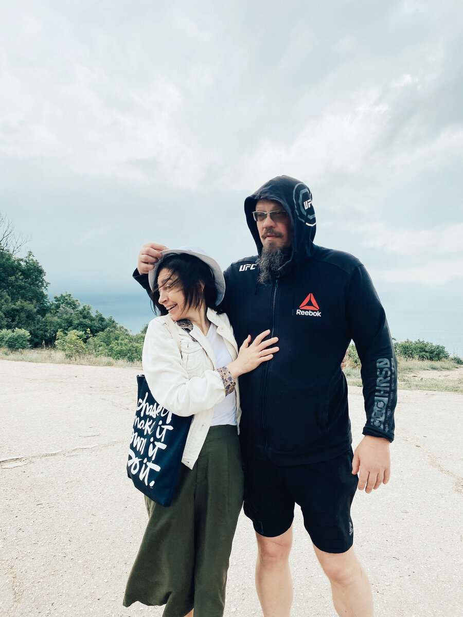 И знаете, что главное в жизни? Чтобы был рядом тот, кто может поймать улетающую шляпку) Шучу. Просто нам нужна поддержка и любовь близких. Всегда.