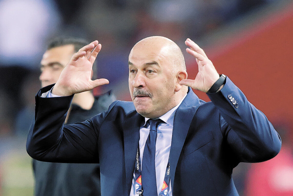 Станислав Черчесов после Евро-2020 не может быть защищен даже своим контрактом. Фото - Аргументы недели. 