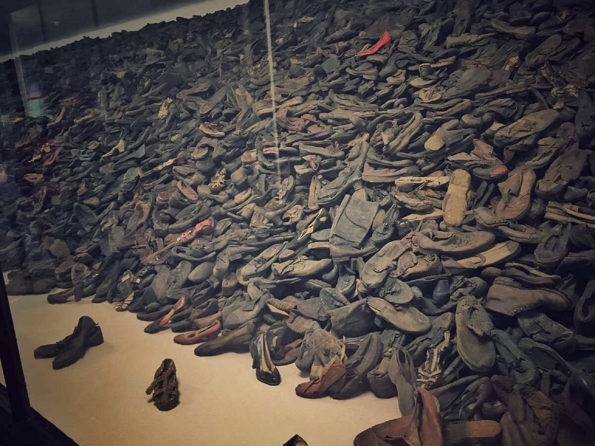 O mulțime și o mulțime de pantofi