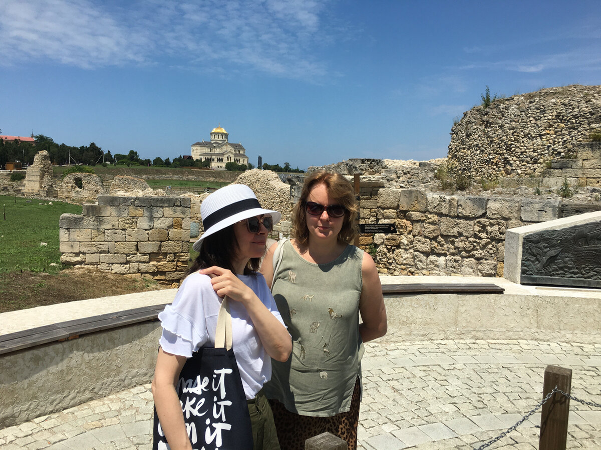 Сделали ещё один вход – на месте давнишней дыры в заборе, через которую все местные пробирались на Херсонес  – теперь только вот так, официально можно пройти. На заднем плане знаменитый Владимирский собор в византийском стиле