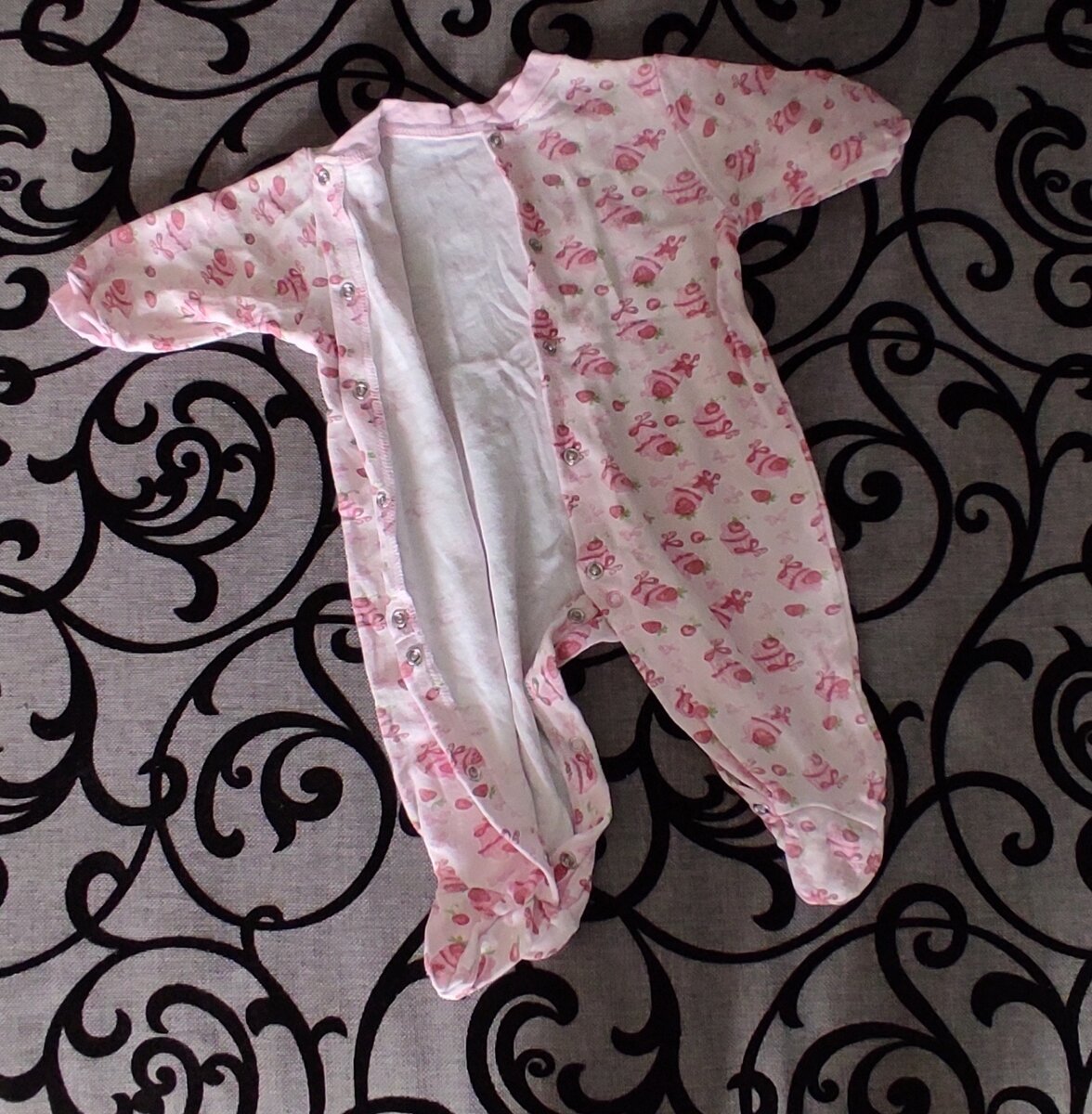 Плотный однослойный комбинезон, кнопочки до самых пяточек. Такие кнопочки удобный в первые месяцы, когда еще есть скованность, затем такие глубокие кнопочки ни к чему. С носочком на ножке образуются "комочки" 