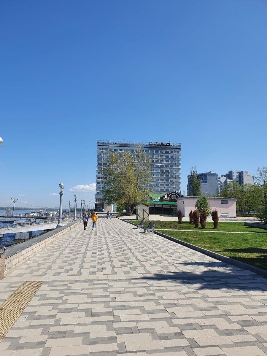 Отель «Россия» находится на берегу Волги. Виды потрясающие!