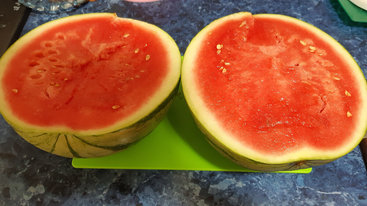 Арбуз спелый и сладкий, а семечки белые🙃
