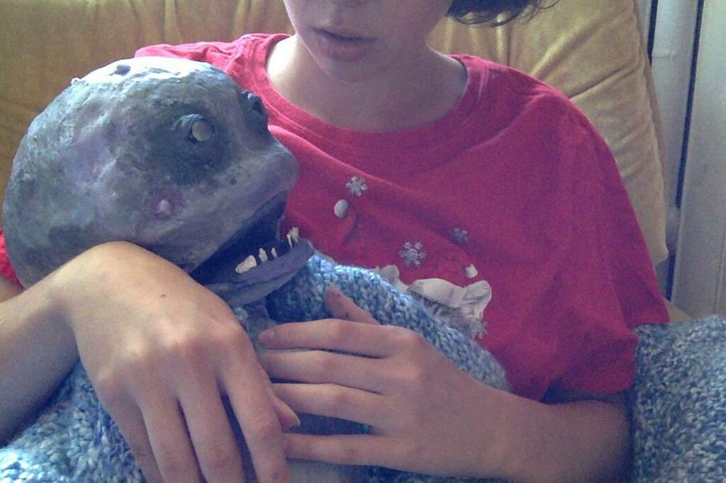 Дейзи держит Алана