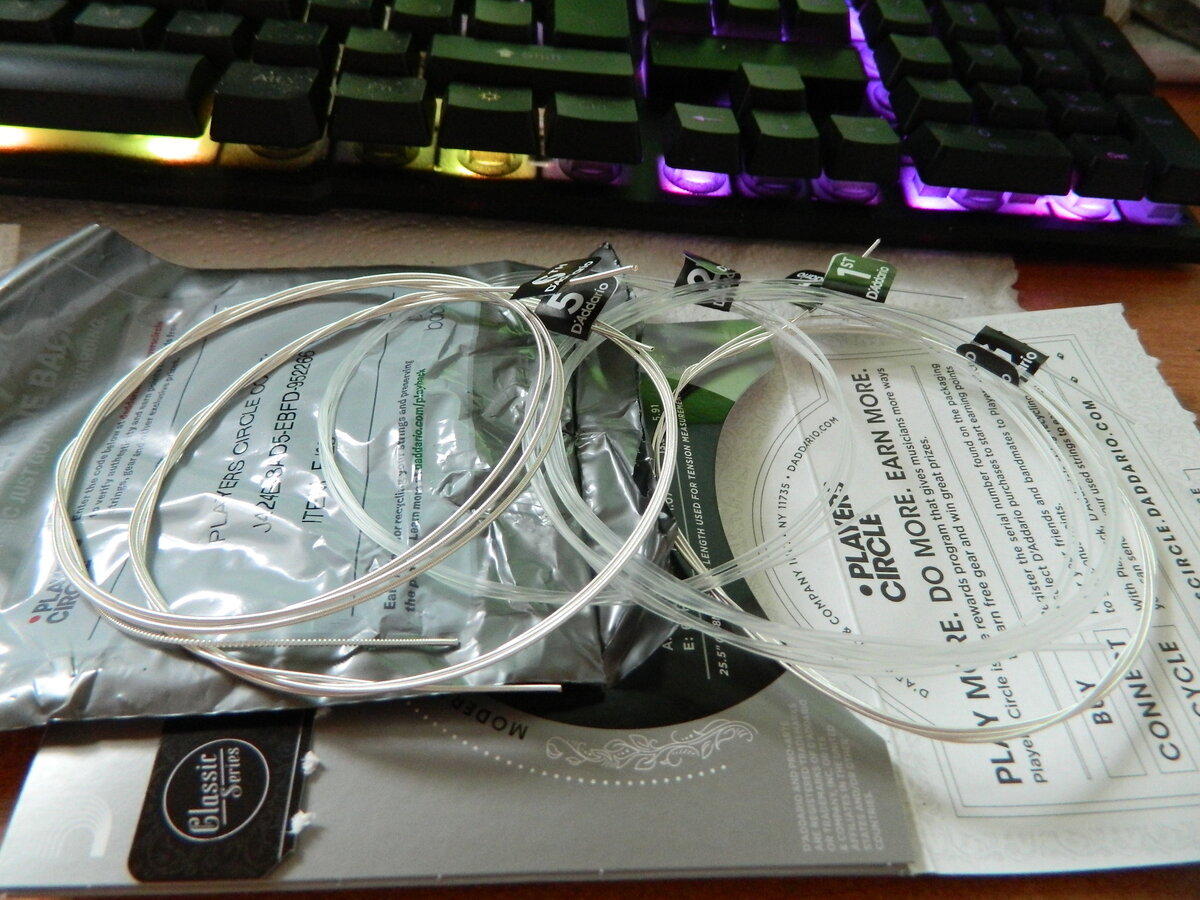 Струны как струны, многострадальные и пластиковые.