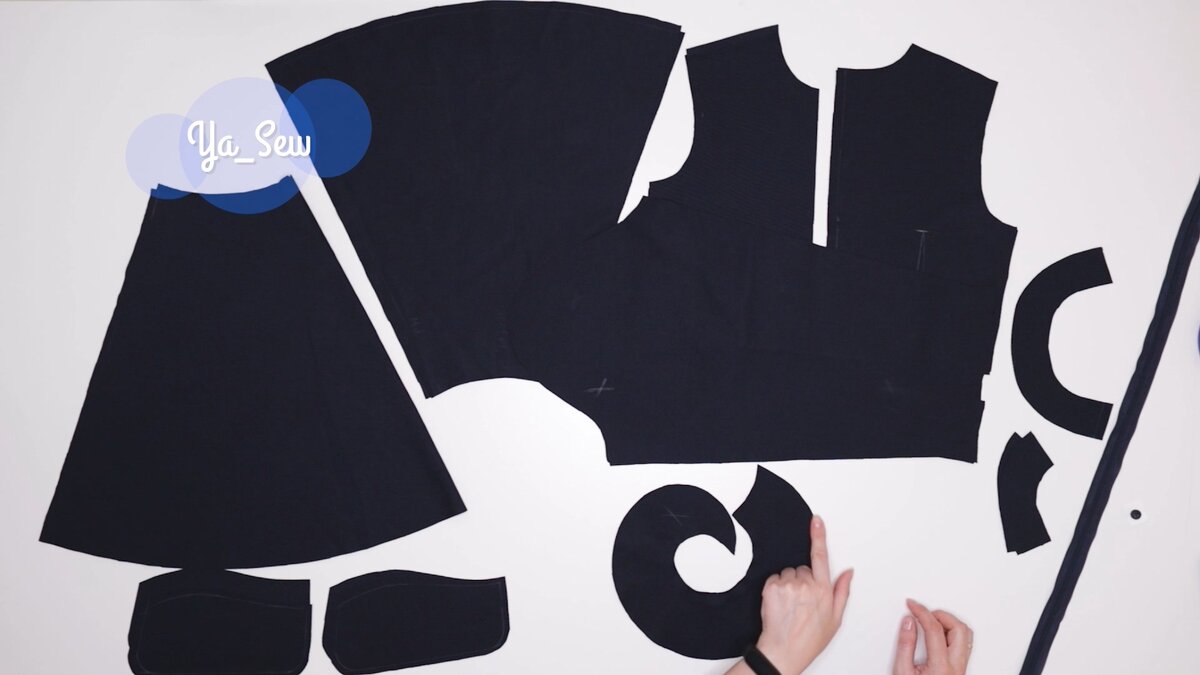 Обработать внешний срез волана ролевым швом на оверлоке. Продублировать детали обтачки переда и спинки, припуск под молнию, верхний воротник.