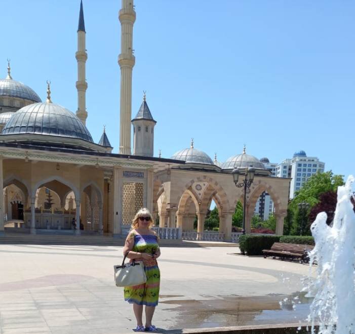 За моей спиной – одна из самых больших и красивых мечетей мира «Сердце Чечни», открытой 17 октября 2008 года и названной именем Ахмат-Хаджи Кадырова. Фото автора блога 