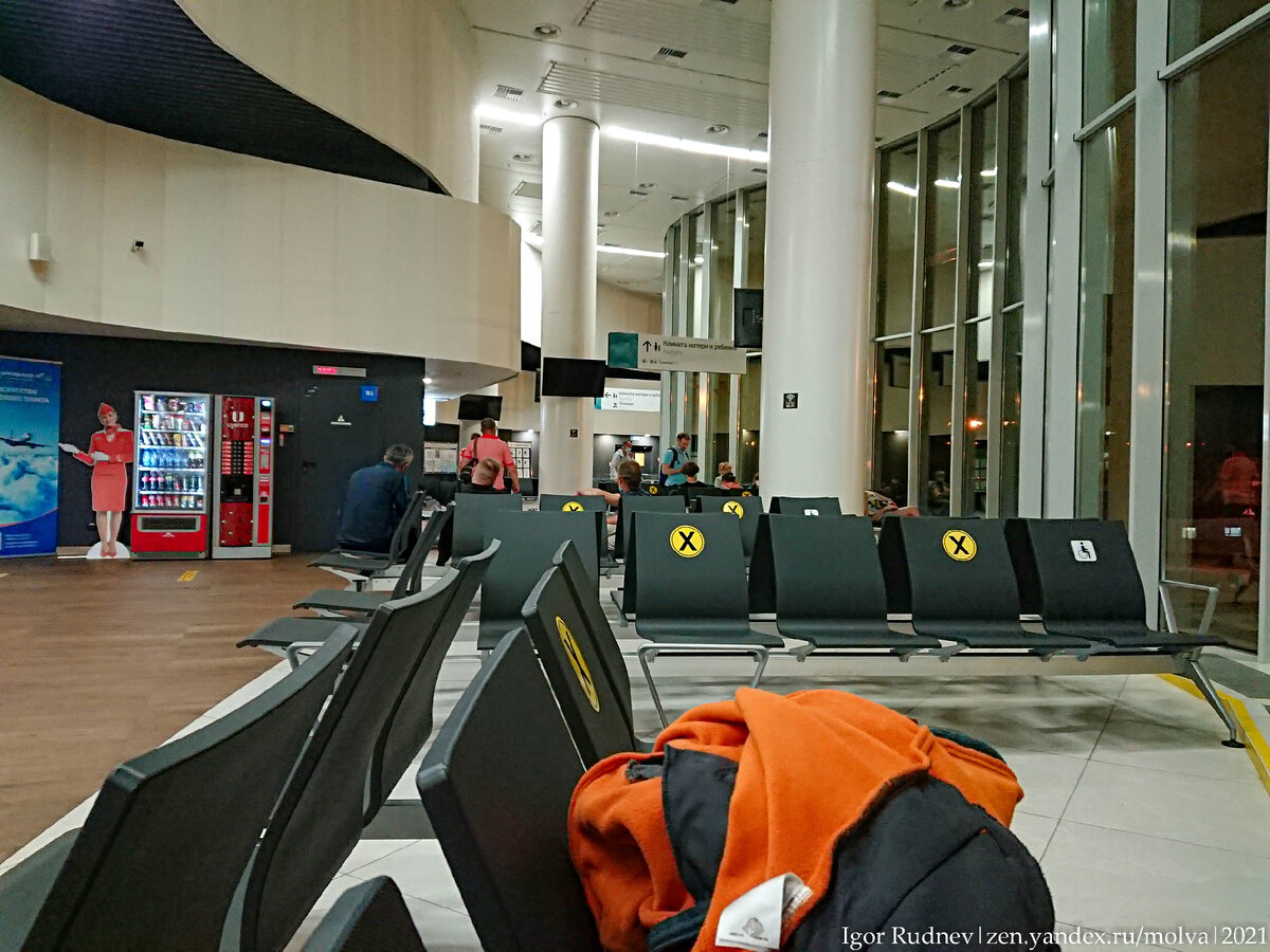 Знакомая многим атмосфера ночного аэропорта