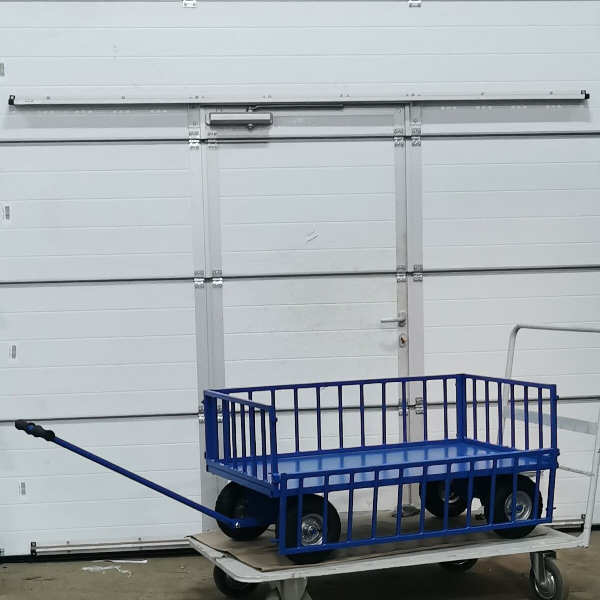 Тележка с поворотной осью и трубчатыми бортами