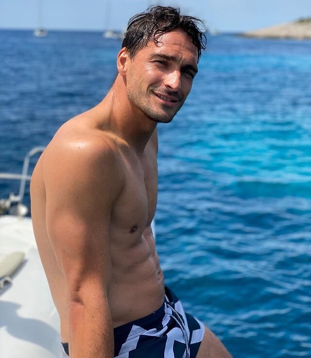 Немецкий футболист Матс Хуммельс играет за дортмундскую «Боруссию» (в свое время он был ее капитаном) и сборную Германии