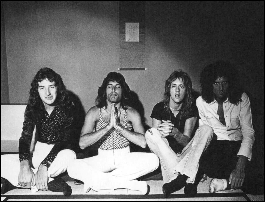 Queen в семидесятые, йога