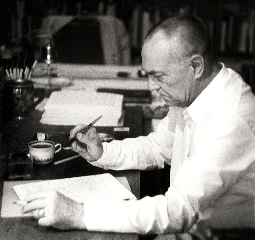 Валентин Пикуль за работой.