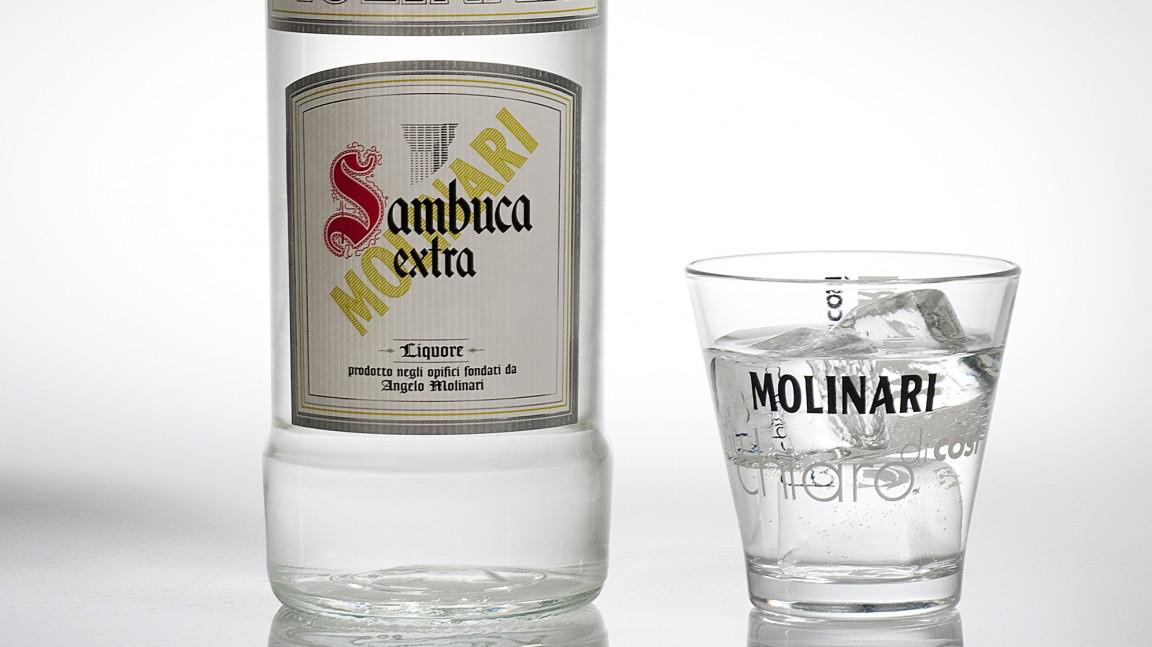 Что такое самбука. Molinari Sambuca Extra. Ликер самбука Молинари. Самбука Молинари фото. Алкогольный напиток Молинари.