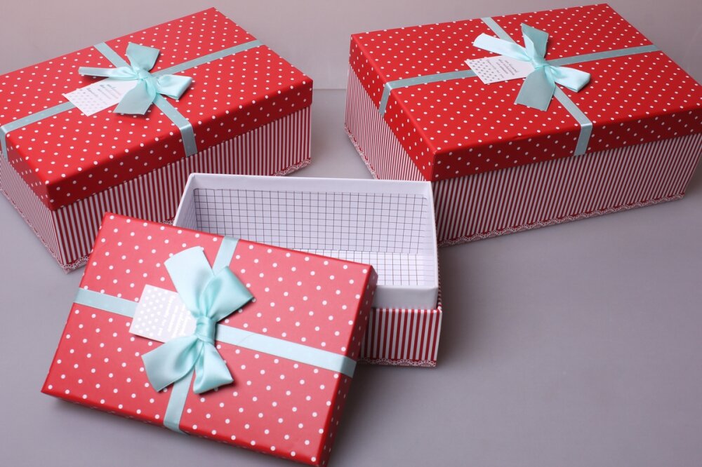 В каких магазинах упаковывают подарки. Коробочка для подарка. Красивые коробки для подарков. Красивая коробка для подарка. Красивая упаковка подарков.